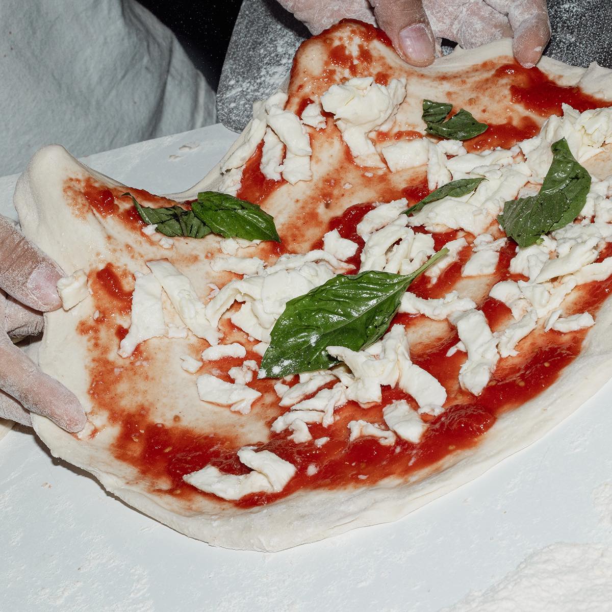 Pizza 50 Kalò di Ciro Salvo condita con pomodoro San Marzano di Casa Marrazzo