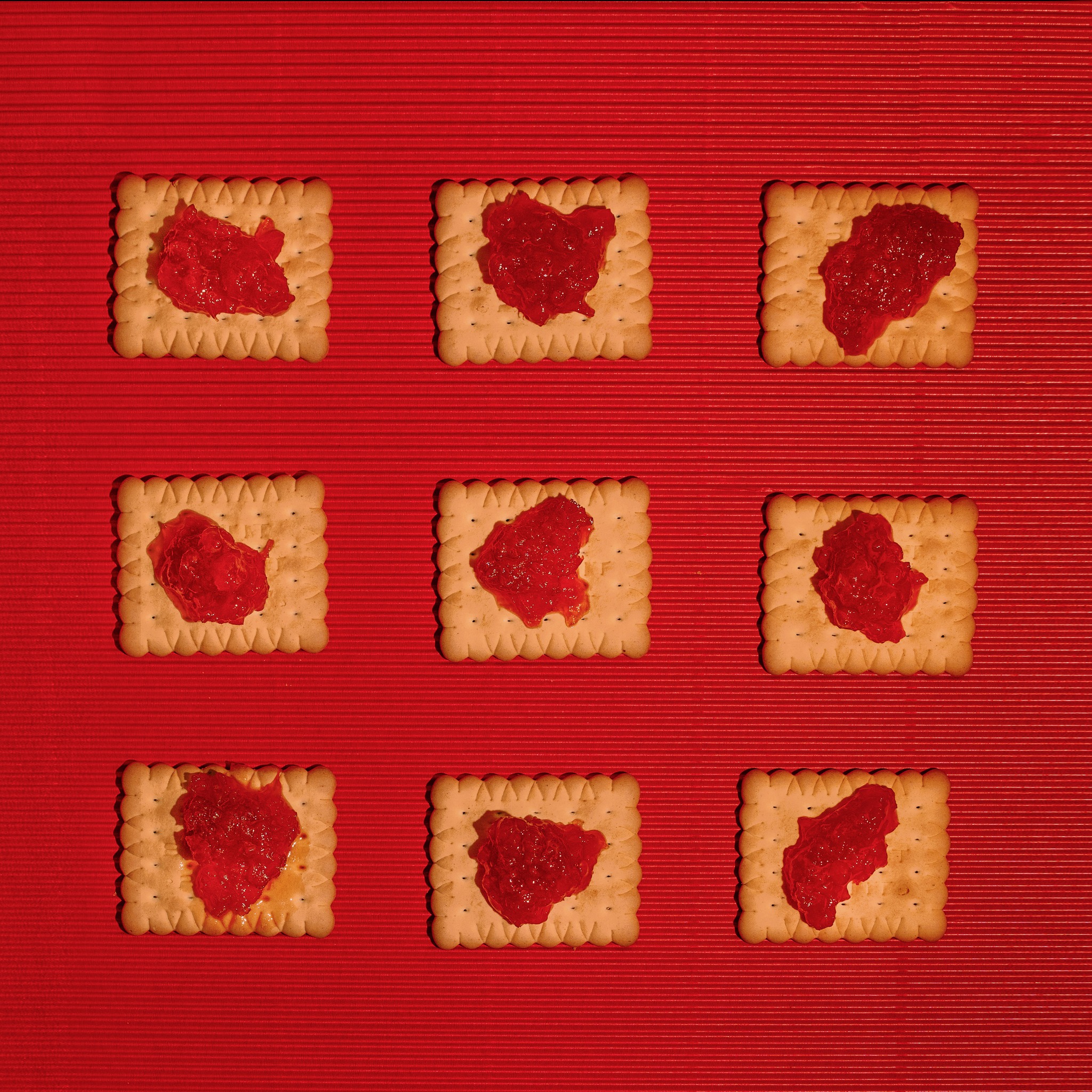 Confettura di pomodoro San Marzano Dop spalmata su biscotti